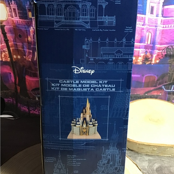 Disney parks Castle model kit build & display 127 piece-new - Picture 4 of 4
